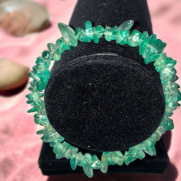 Green Chrome Diopside Uncut Raw Chips Beads 3 5/8 Inch Around Stretch Bracelet! - Picture 1 of 5